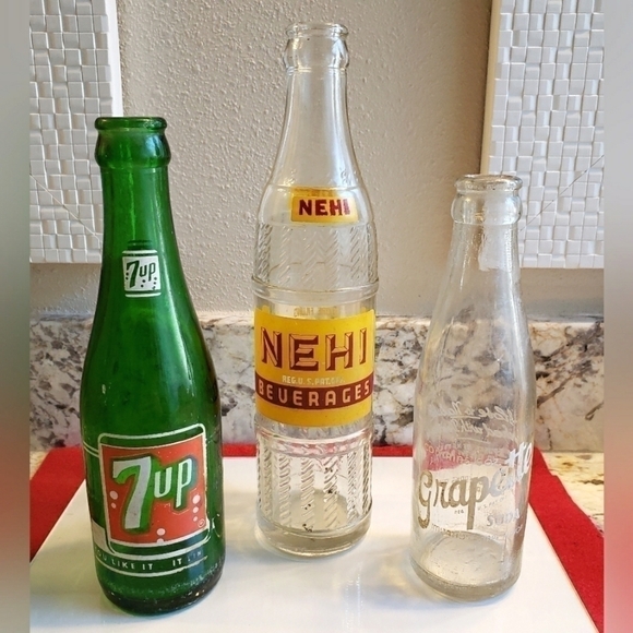 VINTAGE SODA BOTTLES GROUP OF 3 - 7UP, GRAPETTE & NEHI - Picture 2 of 6